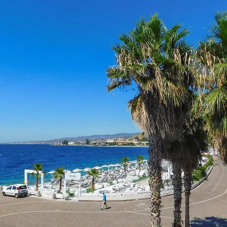 2 Bedroom Beautiful In Reggio Calabria